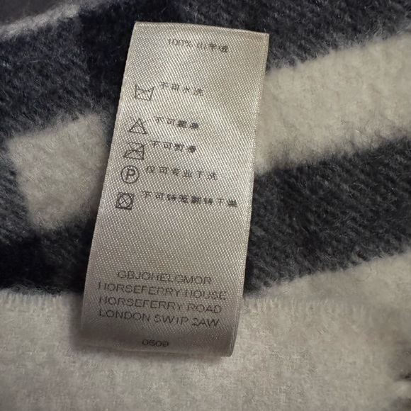 Authentic Burberry Check Scarf - Picture 3 of 3